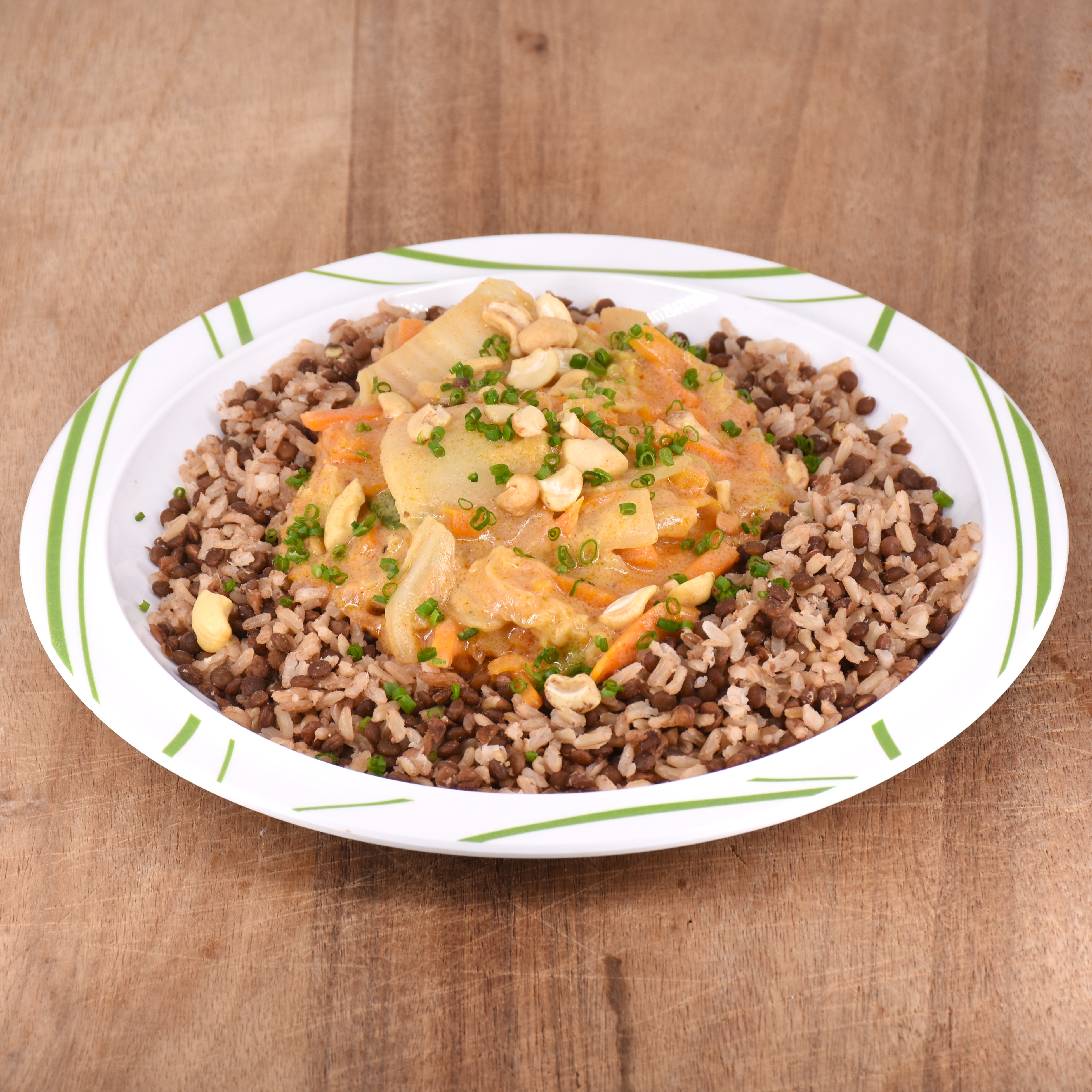 Foto: Mahlzeit Chinakohlpfanne mit Berglinsen, Naturreis und gerösteten Cashewkernen