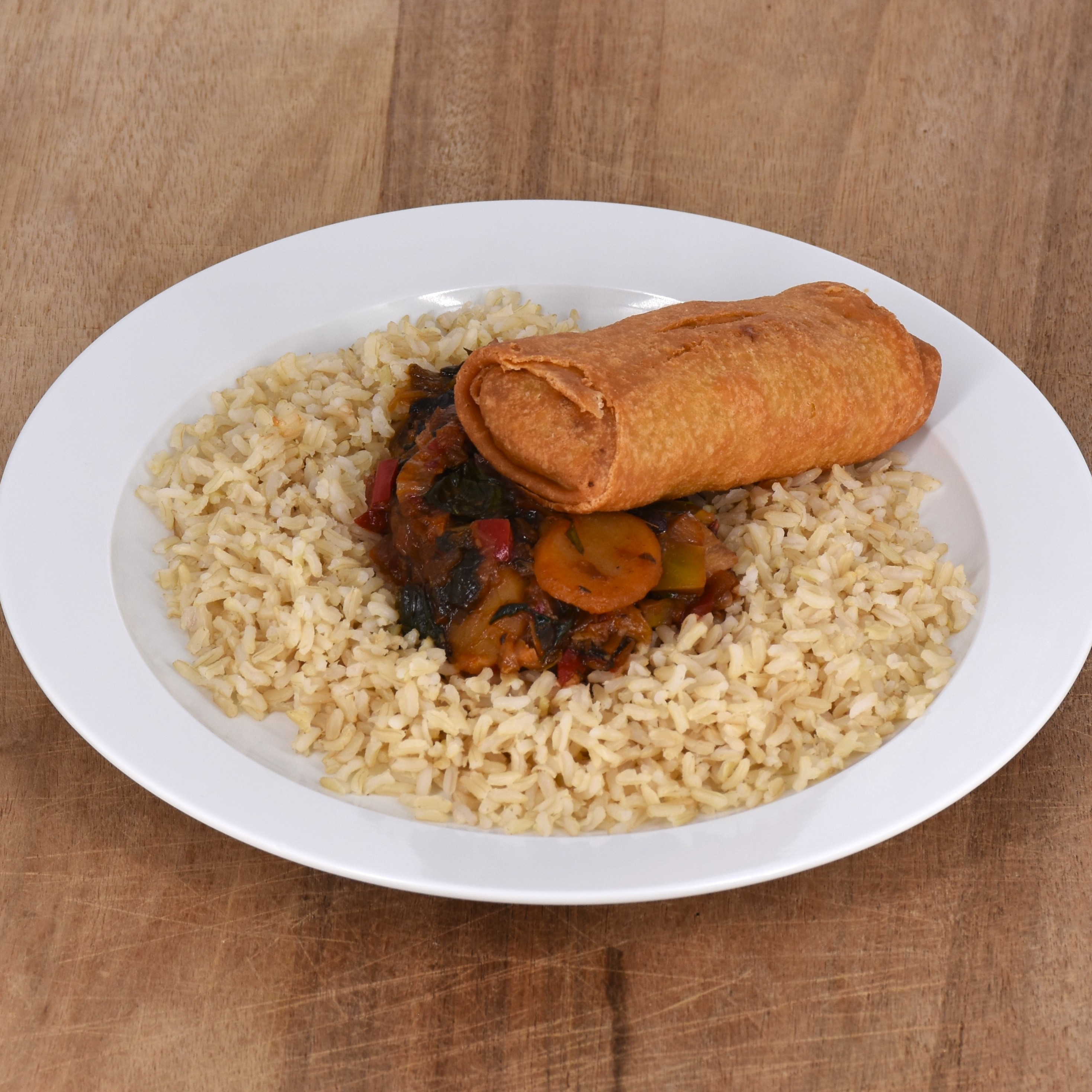 Foto: Mahlzeit Gemüsepfanne mit Chinakohl, roten Zwiebeln, Wasserkastanie, Lotuswurzel und Maiskölbchen auf Bio-Basmatireis mit Frühlingsrollen