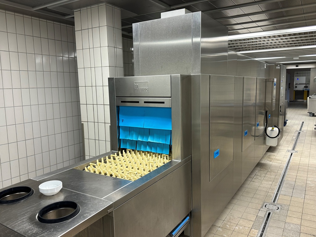 Bild: Neue Geschirrspültechnik in der Studiwerk Mensa Schneidershof: