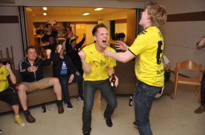 Public Viewing im Clubraum der Wohnanlage Olewig